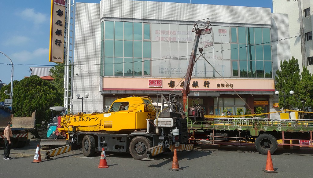 逢甲招牌設計公司團隊正在討論設計圖