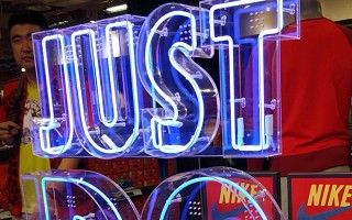 逢甲餐廳招牌規劃：木紋背板與金屬字組合