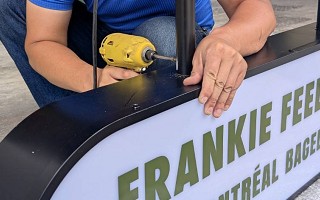 逢甲立體字廣告招牌：多層次壓克力字設計