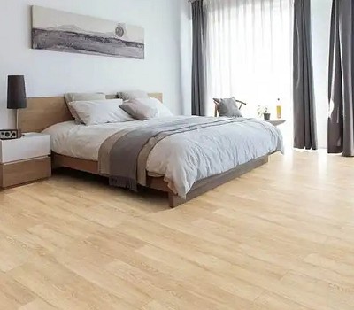 南投超耐磨塑膠地板：客廳大面積鋪設實景