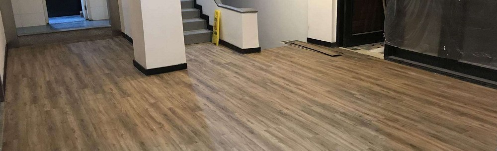 JH地板專業施工團隊正在安裝南投木紋塑膠地板