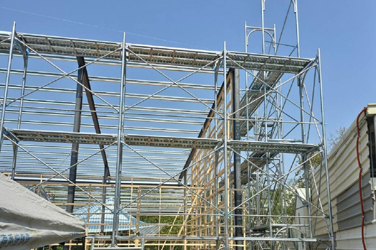 DL鷹架專業施工團隊正在搭設系統式施工架